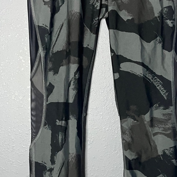 Under Armour Athletic Capri Leggings Women’s Medium Compression Heat Gear Mesh - Picture 3 of 8